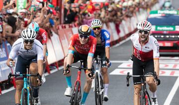 Jesus Herrada cruzando la meta como primero en la séptima etapa de La Vuelta.