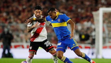 Soccer Football - Primera Division - River Plate v Boca Juniors - Estadio Mas Monumental, Buenos Aires, Argentina - May 7, 2023 Boca Juniors' Sebastián Villa in action with River Plate's Milton Casco REUTERS/Agustin Marcarian