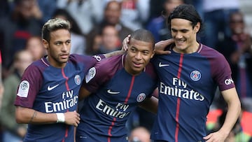 Neymar, Mbapp&eacute; y Cavani celebran un gol del PSG.