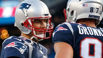 FOXBORO, MA - AUGUST 10: Tom Brady #12 of the New England Patriots confers with Rob Gronkowski #87 of the New England Patriots before a preseason game with Jacksonville Jaguars at Gillette Stadium on August 10, 2017 in Foxboro, Massachusetts. Jim Rogash/Getty Images/AFP
== FOR NEWSPAPERS, INTERNET, TELCOS & TELEVISION USE ONLY ==