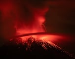 Video: The Popocateptl volcano in Mexico shooting lava bombs