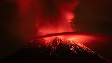 Video: The Popocateptl volcano in Mexico shooting lava bombs