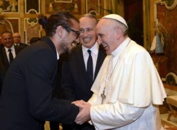 El italiano Pablo Osvaldo, estrechando la mano del Papa Francisco durante una audiencia en el Vaticano