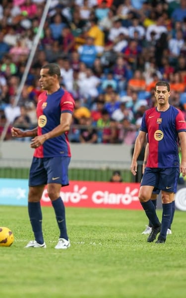 Gerard López Segú y Rivaldo durante el Clásico de Leyendas en Puerto Rico entre Real Madrid y Barcelona en el Estadio Juan Ramón Loubriel​ en Bayamón.