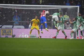 El jugador del Betis, Pezzella, marca en el 62' en propia puerta el 2-0 para los rojiblancos. 