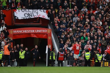 Casemiro abandona el terreno de juego de Old Trafford con la cabeza agachada.