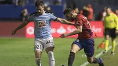 Adri&aacute;n Gonz&aacute;lez y Roberto Torres pugnan por un bal&oacute;n durante el partido de Primera Divisi&oacute;n entre Osasuna y Eibar.