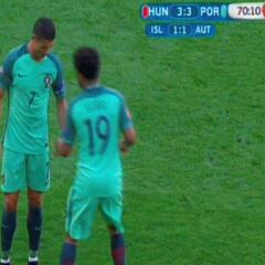 Eliseu le pasó unas instrucciones a Cristiano durante el partido