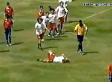 En 2010 durante un partido en chile, un árbitro agrede a un jugador después de expulsarlo