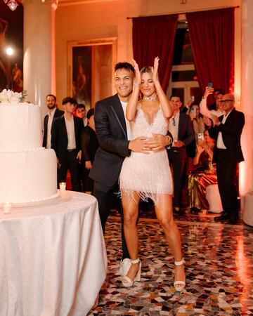 Lautaro Martínez y su ahora mujer, Agustina Gandolfo, han pasado por altar tras cinco años de relación y una hija en común. Ha sido en una preciosa ceremonia en el Lago de Como.