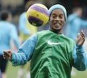 Ronaldinho preocupa más en Barcelona que el Madrid
