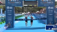 Descalifican a dos triatletas por entrar en meta de la mano y Miriam Casillas queda 13ª