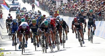 El ciclista del Quick Step Fernando Gaviria ganó la etapa 13 de la edición centenario del Giro de Italia y se convierte en el primer colombiano en ganar cuatro etapas en una vuelta grande.