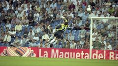 Casillas, en su infructuosa estirada para intentar evitar el gol de Víctor en el Real Madrid-Valladolid de la última jornada de la Liga 1999-2000.