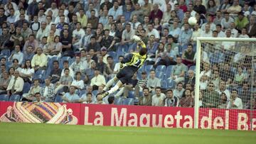 Casillas, en su infructuosa estirada para intentar evitar el gol de Víctor en el Real Madrid-Valladolid de la última jornada de la Liga 1999-2000.