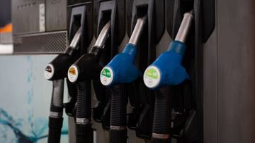Las mangueras con los diferentes tipos de gasolina, en una gasolinera de Barcelona, a 11 de marzo de 2022, en Barcelona, Cataluña (España). Desde que comenzó la guerra por la invasión rusa a Ucrania el pasado 24 de febrero, los precios se han incrementado en todos los aspectos: desde la gasolina, el gas y la luz, hasta el trigo o la sal. En el caso del petróleo, se ha encarecido a causa de las sanciones impuestas por la comunidad internacional, incluida la Unión Europea a Rusia, el segundo mayor exportador de petróleo del mundo.
14 MARZO 2022;PRECIOS;CARBURANTES;UCRANIA;PETROLEO;GUERRA;GASOLINA;DIESEL
David Zorrakino / Europa Press
11/03/2022