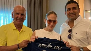 La cantante se present&oacute; en Turqu&iacute;a por el It&#039;s My Party Tour y el equipo de futbol Antalyaspor aprovech&oacute; su presencia en el pa&iacute;s para ficharla a su club.