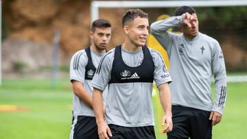 Emre Mor, durante un entrenamiento, con Fran Beltr&aacute;n y Lucas Olaza detr&aacute;s del jugador turco. 