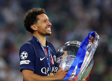 Los jugadores del Paris Saint-Germain celebran la victoria tras ganar la final de la UEFA Champions League entre el Paris Saint-Germain.