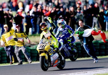 (16 de febrero de 1979). Campeón de 125cc en 1997, de 250cc en 1999, de 500cc en 2001 y de MotoGP en 2002, 2003, 2004, 2005, 2008 y 2009, Valentino, al igual que sucede con Mike Hailwood o Marc Márquez, es estimado como uno de los mejores pilotos de la historia del campeonato. Con 41 años cumplidos el pasado 16 de febrero, 'Il Doctore', que sigue luchando por conseguir su ansiada décima corona a lomos de su Yamaha, tardó nueve carreras en iniciar su época gloriosa en la máxima categoría del motociclismo. Lo hizo con una Honda NSR500 en el Gran Premio de Gran Bretaña 2000, tras haber acumulado tres terceras posiciones en Jerez de la Frontera, Le Mans y Montmeló.