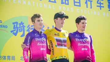 Los ciclistas del Burgos Burpellet BH Carlos García Pierna, Clément Alleno y Antonio Angulo posan en el podio final del Tour de Mentougou