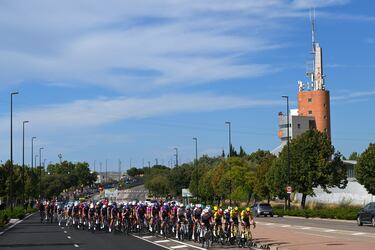 Una vista general del pelotón que compite durante La Vuelta.