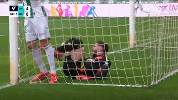 Y Zidane viéndolo todo en directo: su hijo portero se mete un gol en propia y se lesiona a la vez