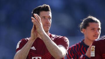 Soccer Football - Bundesliga - Arminia Bielefeld v Bayern Munich - Bielefelder Alm, Bielefeld, Germany - April 17, 2022 Bayern Munich&#039;s Robert Lewandowski applauds fans after the match REUTERS/Leon Kuegeler DFL REGULATIONS PROHIBIT ANY USE OF PHOTOGR