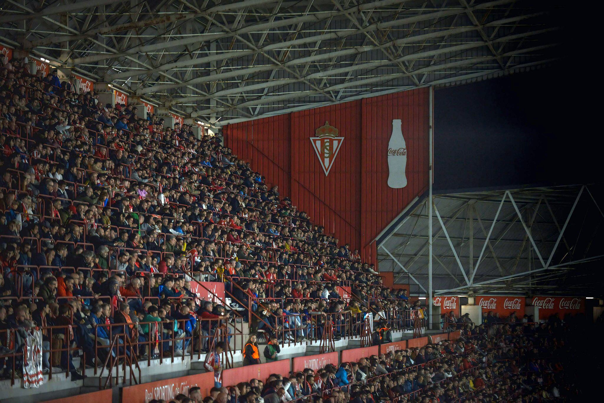 16-04-25. IMAGEN DE LA TRIBUNA ESTE DEL ESTADIO EL MOLINÓN-QUINI.