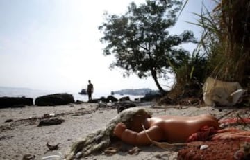 La ciudad de Río de Janeiro continúa recibiendo las críticas a nivel local y en el extranjero por el estado en el que se encuentran las aguas donde se tiene previsto realizar las competiciones como la maratón de natación, vela y los eventos de triatlón de los Juegos Olímpicos de 2016. Sin tratamiento de aguas residuales y llenas basura las playas de Copacabana y la Bahía de Guanabara, se encuentran en un estado desastroso