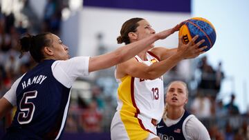 Paris (France), 05/08/2024.- Dearica Hamby of USA (L) anbd Sandra Ygueravide of Spain (R) in action during the Women Semifinal match Spain vs USA of the 3x3 Basketball competitions in the Paris 2024 Olympic Games, at La Concorde in Paris, France, 05 August 2024. (Baloncesto, Francia, España, Concordia) EFE/EPA/YOAN VALAT