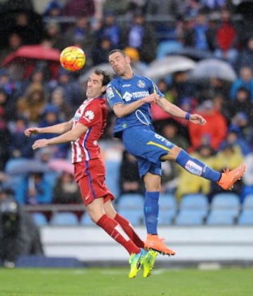 Diego Godín y Álvaro Vázquez saltan por el balón.