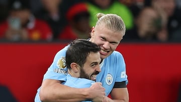 Manchester (United Kingdom), 29/10/2023.- Erling Haaland (R) of Manchester City celebrates with teammate Bernardo Silva after scoring the 2-0 lead during the English Premier League match between Manchester United and Manchester City in Manchester, Britain, 29 October 2023. (Reino Unido) EFE/EPA/ADAM VAUGHAN
