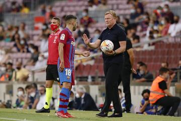 Jordi Alba recibe instrucciones de Ronald Koeman antes de sacar de banda.