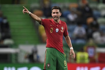 El veterano centrocampista portugués sigue jugando a gran nivel en el Wolverhampton Wanderers donde llegó en verano de 2018 procedente del AS Monaco. Llegó al club monegasco procedente del Oporto donde jugó 140 partidos, previamente en el Sporting, club del que fue canterano disputó 259 partidos. Además con Portugal ha jugado 143 partidos. En total suma 909  partidos como profesional sin ser expulsado.