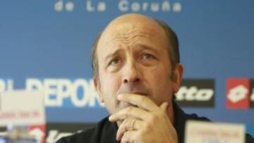 Miguel Ángel Lotina, entrenador del Deportivo, aseguró que el equipo coruñés será ambicioso en el estadio Santiago Bernabéu el próximo sábado en el primer partido de Liga y afirmó que quiere entrar y salir "de pie" del campo.