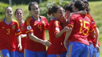 <b>BIGOLEADORA. </b>Las chicas abrazan a Mari Paz, tras su segundo gol.