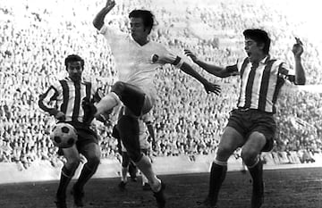 Jugó con el Valencia dos temporadas 1970/71 y 1972/73.