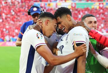Trent Alexander-Arnold celebra el penalti ganador con su compañero Jude Bellingham durante el partido de cuartos de final de la Eurocopa 2024 entre Inglaterra y Suiza en el Düsseldorf Arena el 6 de julio de 2024 en Düsseldorf, Alemania.