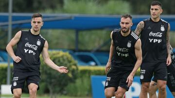 Argentina&#039;s midfielder Giovani Lo Celso (L) controls the ball next to defender German Pezzella (C) and midfielder Leandro Paredes during a training session in Ezeiza, Buenos Aires, on January 26, 2022, ahead of FIFA World Cup Qatar 2022 qualifier mat