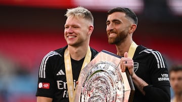 Soccer Football - Community Shield - Manchester City v Arsenal - Wembley Stadium, London, Britain - August 6, 2023  Arsenal's Aaron Ramsdale and Matt Turner celebrate with the Community Shield REUTERS/Dylan Martinez