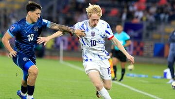 AME6134. TALCA (CHILE), 08/10/2025.- Octavio Alfonso (d) de Paraguay disputa el balón con Sondre Granaas de Noruega este miércoles, en un partido de octavos de final de la Copa Mundial Sub-20 entre Paraguay y Noruega en el estadio Fiscal de Talca, en Talca (Chile). EFE/ Benjamín Hernández