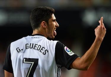 El extremo portugués se convirtió en un puñal por la banda de Mestalla, desequilibrando con velocidad y potencia. Sus actuaciones lo convirtieron en ídolo de la afición valencianista y el club no dudo en hacerse con él a cambio de 40 millones de euros. 