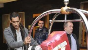 <b>DESEADO NUEVE. </b>Pepe Sand, que lleg¨® ayer a A Coru?a, con Ernesto Bello, director deportivo del Depor.
