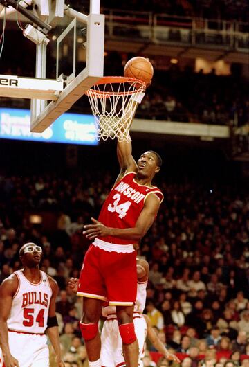 Hakeem Olajuwon. Pívot de los Houston Rockets.