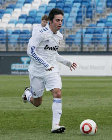 El extremo derecho madrileño llegó al Real Madrid a los doce años. Se formó en las categorías inferiores del club hasta que subió al Castilla en 2009. Hasta su salida del club en 2011 disputó 49 partidos en los que marcó 15 tantos. Tras su marcha fichó por el Getafe C.F. 