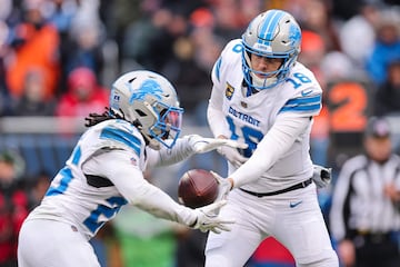 Jared Goff of the Detroit Lions hands the ball off to Jahmyr Gibb against the Chicago Bears at Soldier Field on December 22, 2024.