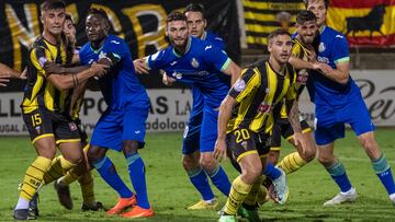 Latasa, Ünal, Duarte y Djené buscan en el remate en un corner defendidos por jugadores del San Roque.