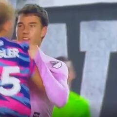 ¡Se fueron al suelo! La dura pelea de Robbie Robinson en pleno partido