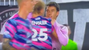 ¡Se fueron al suelo! La dura pelea de Robbie Robinson en pleno partido